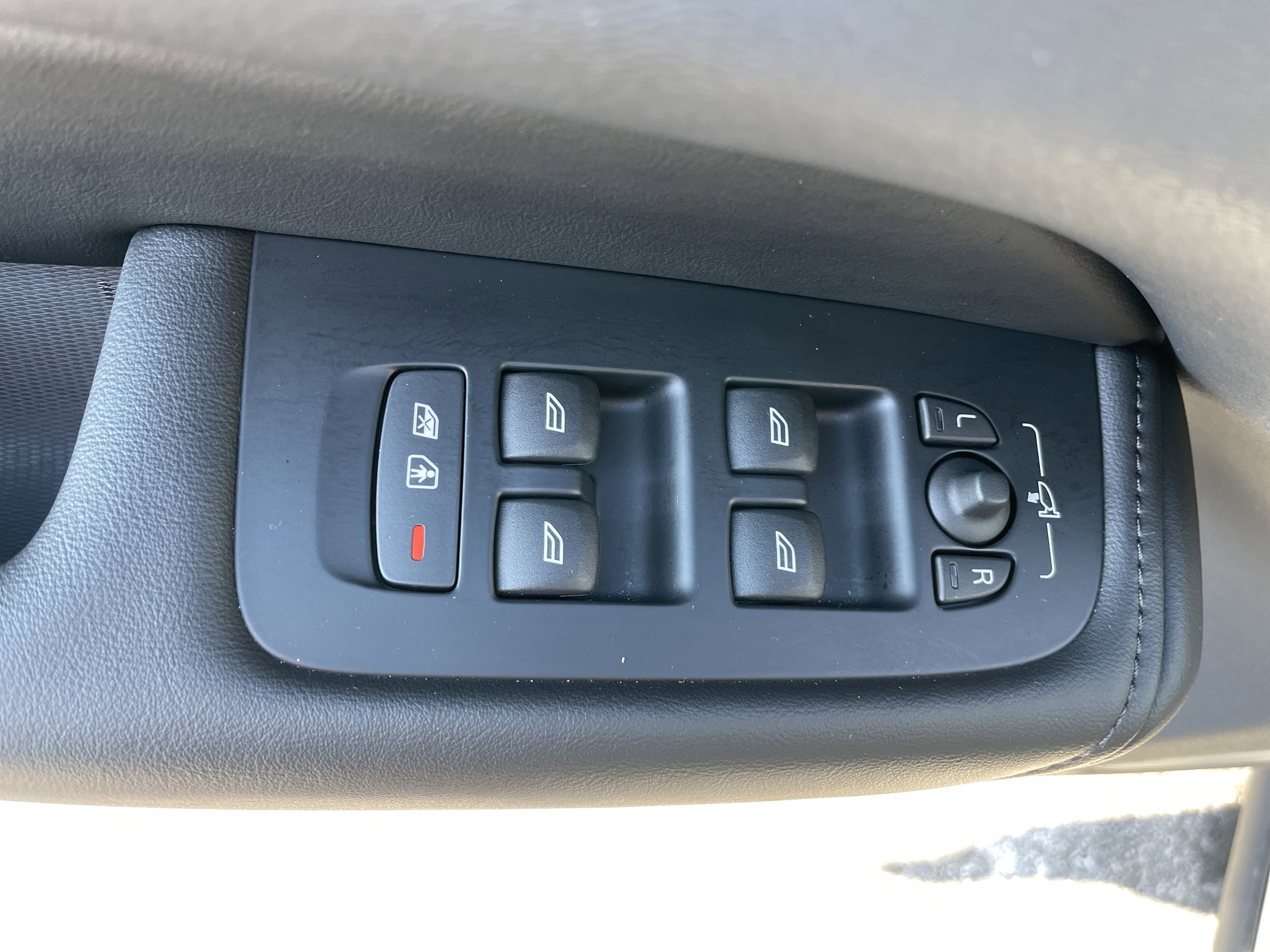 Used 2025 Volvo XC60 B5 Plus image 35