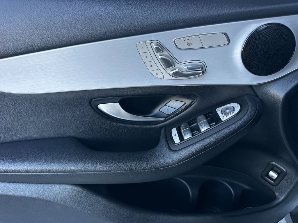 Used 2021 Mercedes-Benz GLC 300 4MATIC image 11