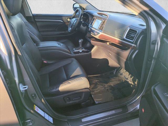 Used 2014 Toyota Highlander Limited w/ Driver Technology Package AWD/4WD image 23