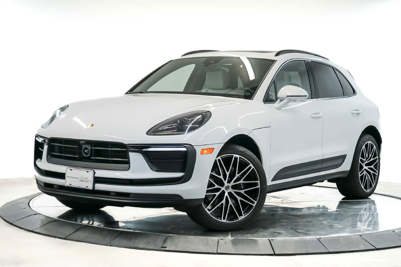 Certified 2026 Porsche Macan AWD/4WD image 1