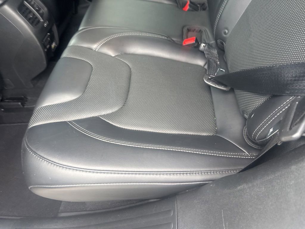 Used 2019 Jeep Cherokee Limited w/ Technology Group FWD image 11