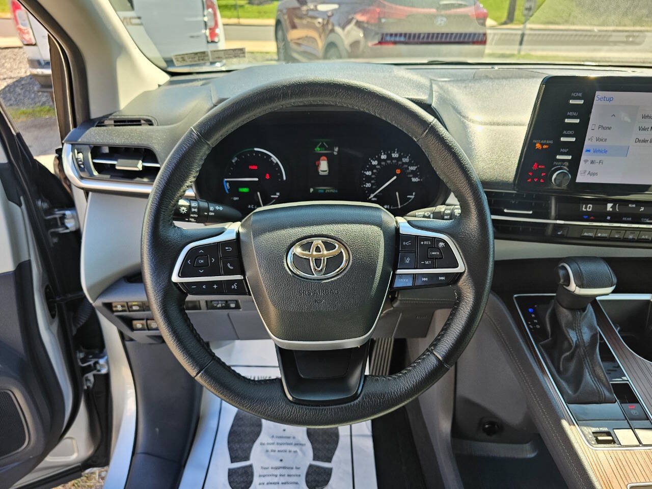 Used 2023 Toyota Sienna XLE FWD image 13