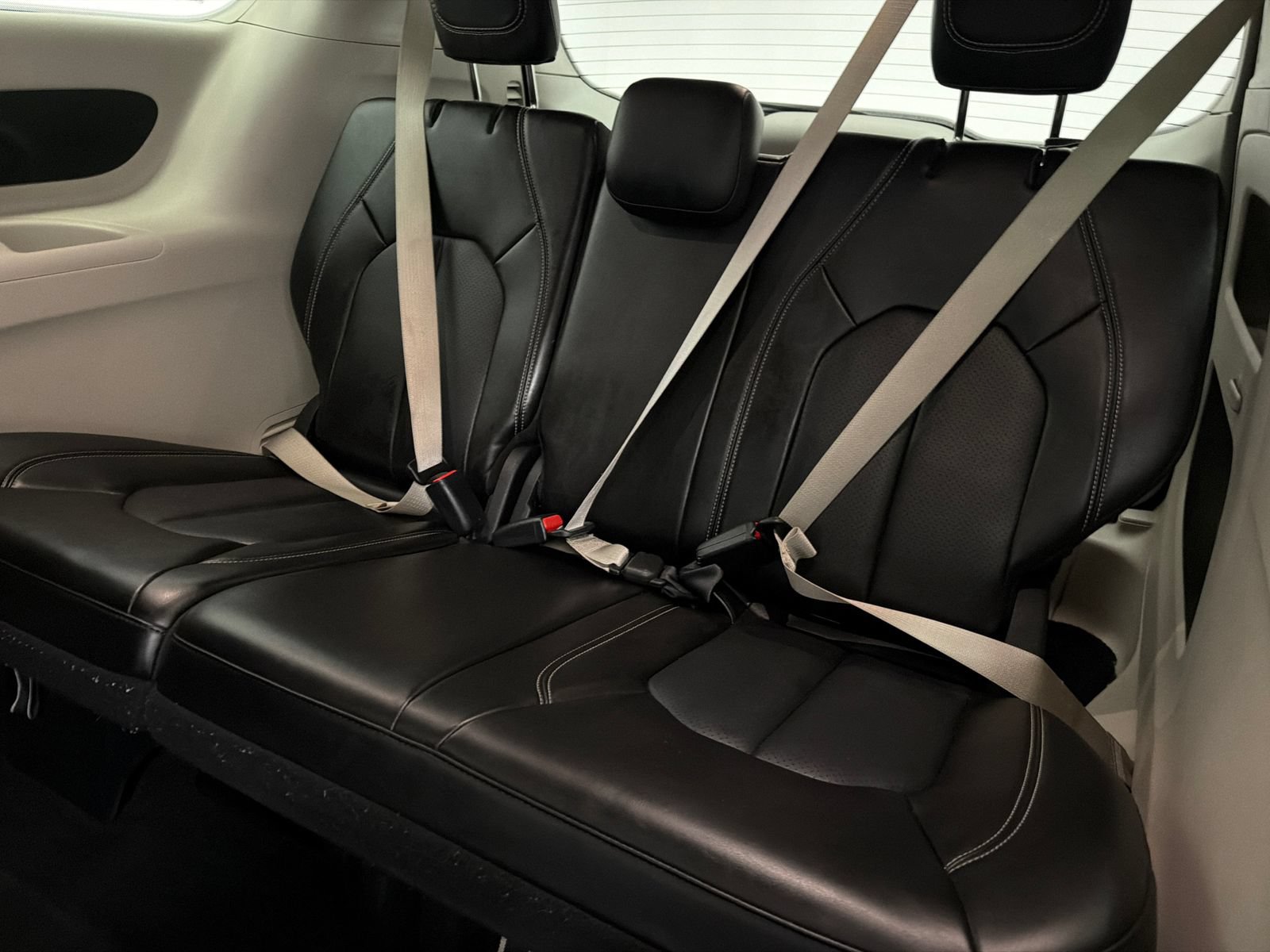Used 2024 Chrysler Pacifica Touring-L FWD image 16