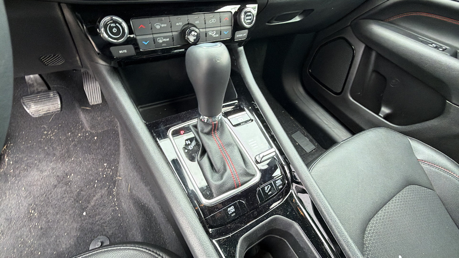 Used 2024 Jeep Compass Trailhawk AWD/4WD image 30