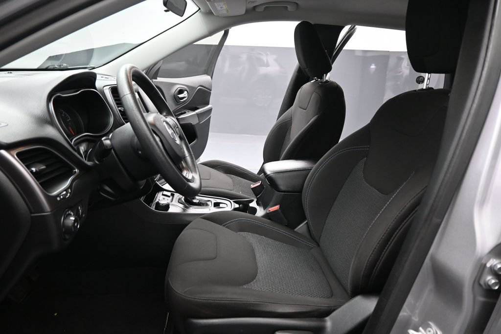 Used 2019 Jeep Cherokee Latitude AWD/4WD image 10