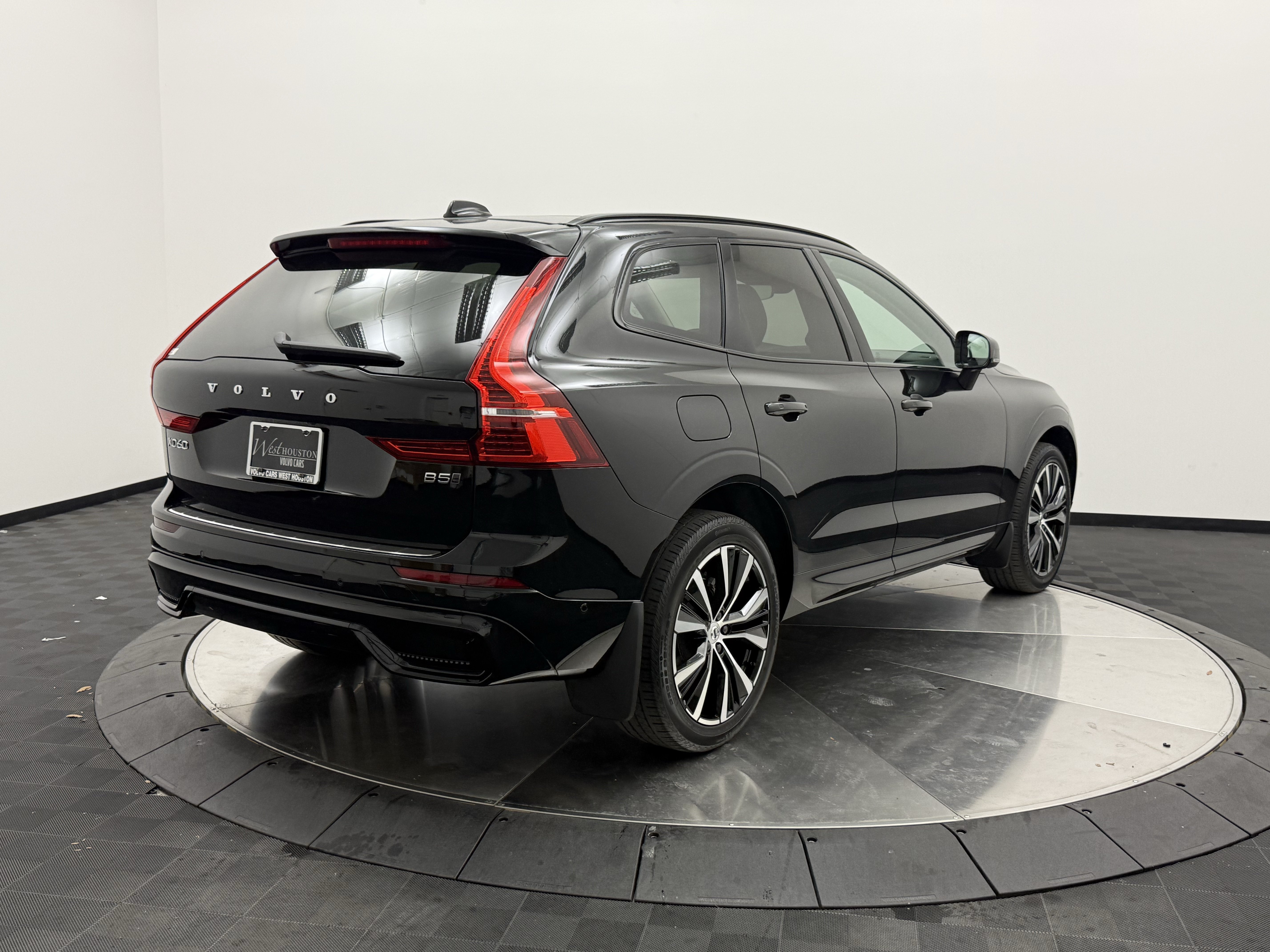 Certified 2024 Volvo XC60 B5 Plus w/ Protection Package Premier AWD/4WD image 7