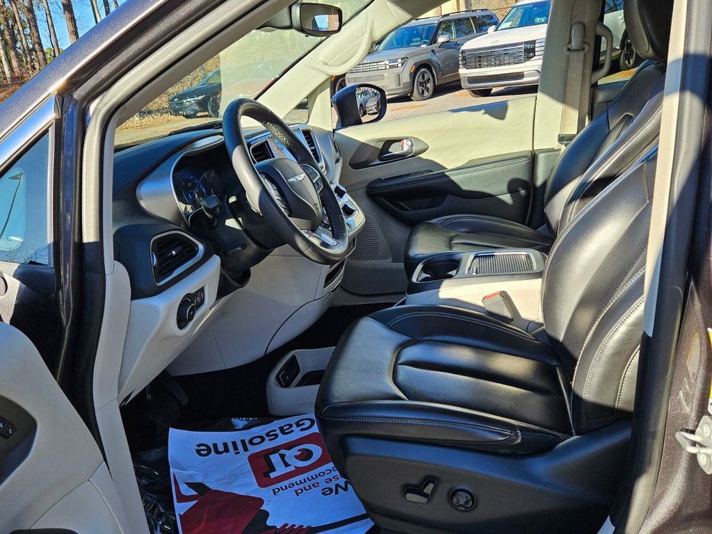 Used 2023 Chrysler Pacifica Touring-L image 5