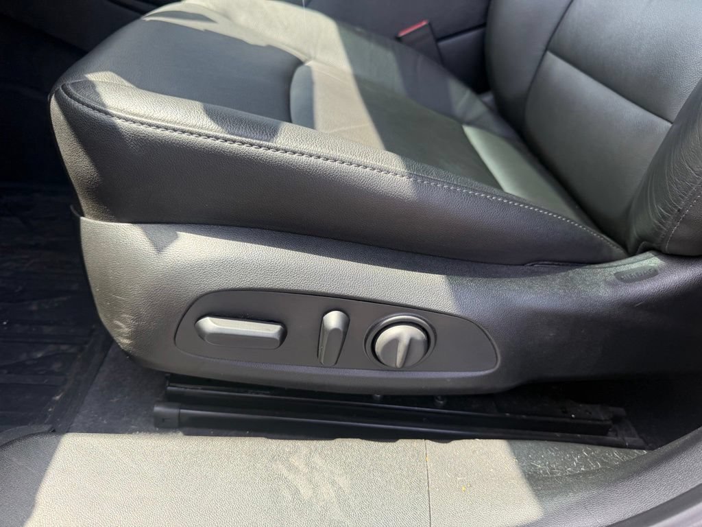 Used 2019 Chevrolet Malibu LT w/ Leather Package FWD image 13