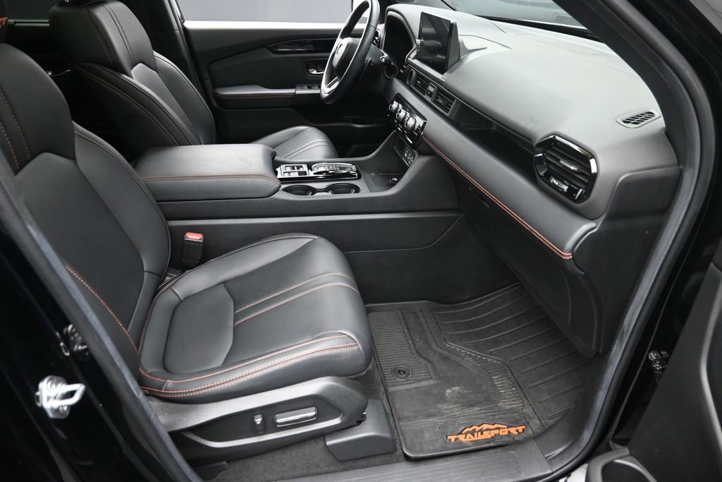 Used 2025 Honda Pilot TrailSport image 9