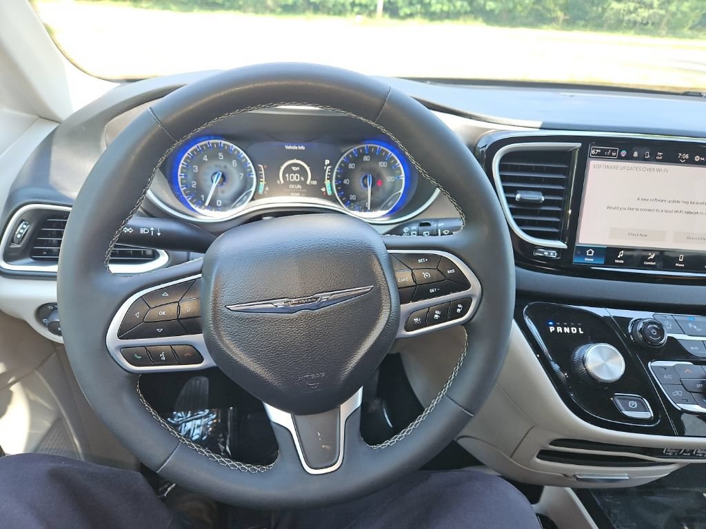 Used 2024 Chrysler Pacifica Touring-L FWD image 16