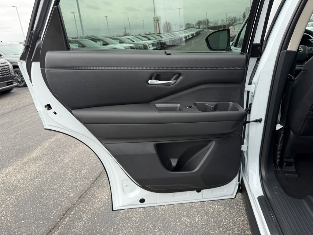 New 2026 Nissan Pathfinder Platinum image 17