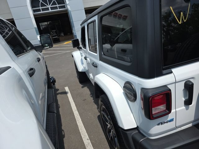 Used 2024 Jeep Wrangler Unlimited w/ Convenience Group AWD/4WD image 11