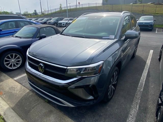 Certified 2024 Volkswagen Taos SE image 2