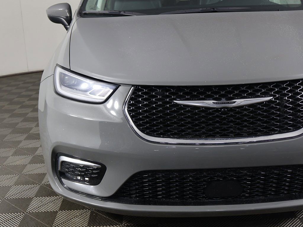 Used 2023 Chrysler Pacifica Touring-L image 14