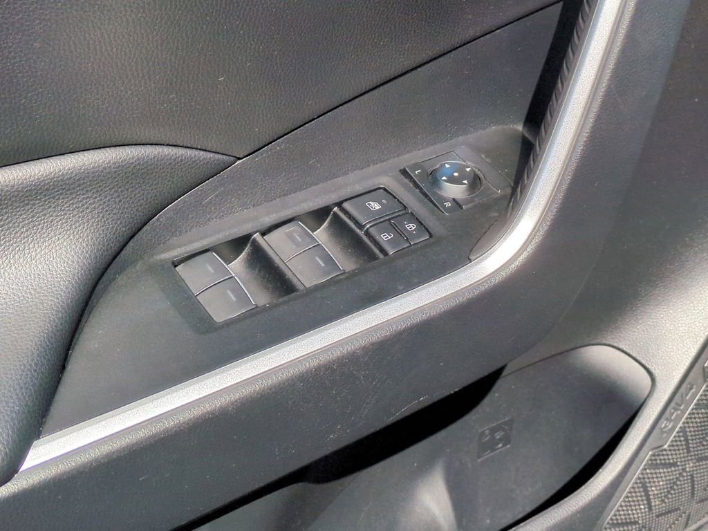 Used 2025 Toyota RAV4 XLE AWD/4WD image 13