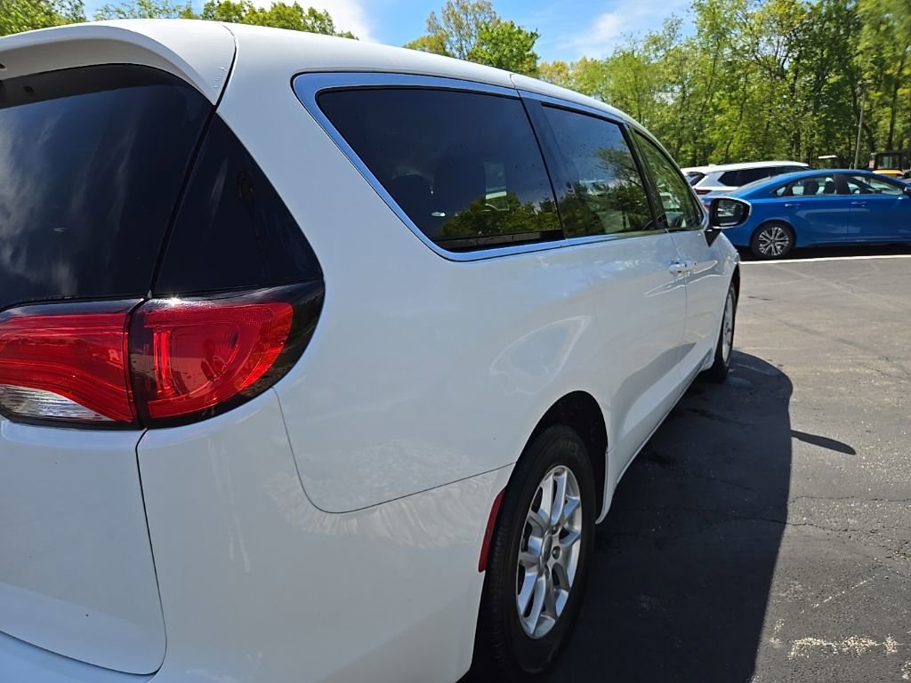 Used 2022 Chrysler Voyager LX FWD image 3