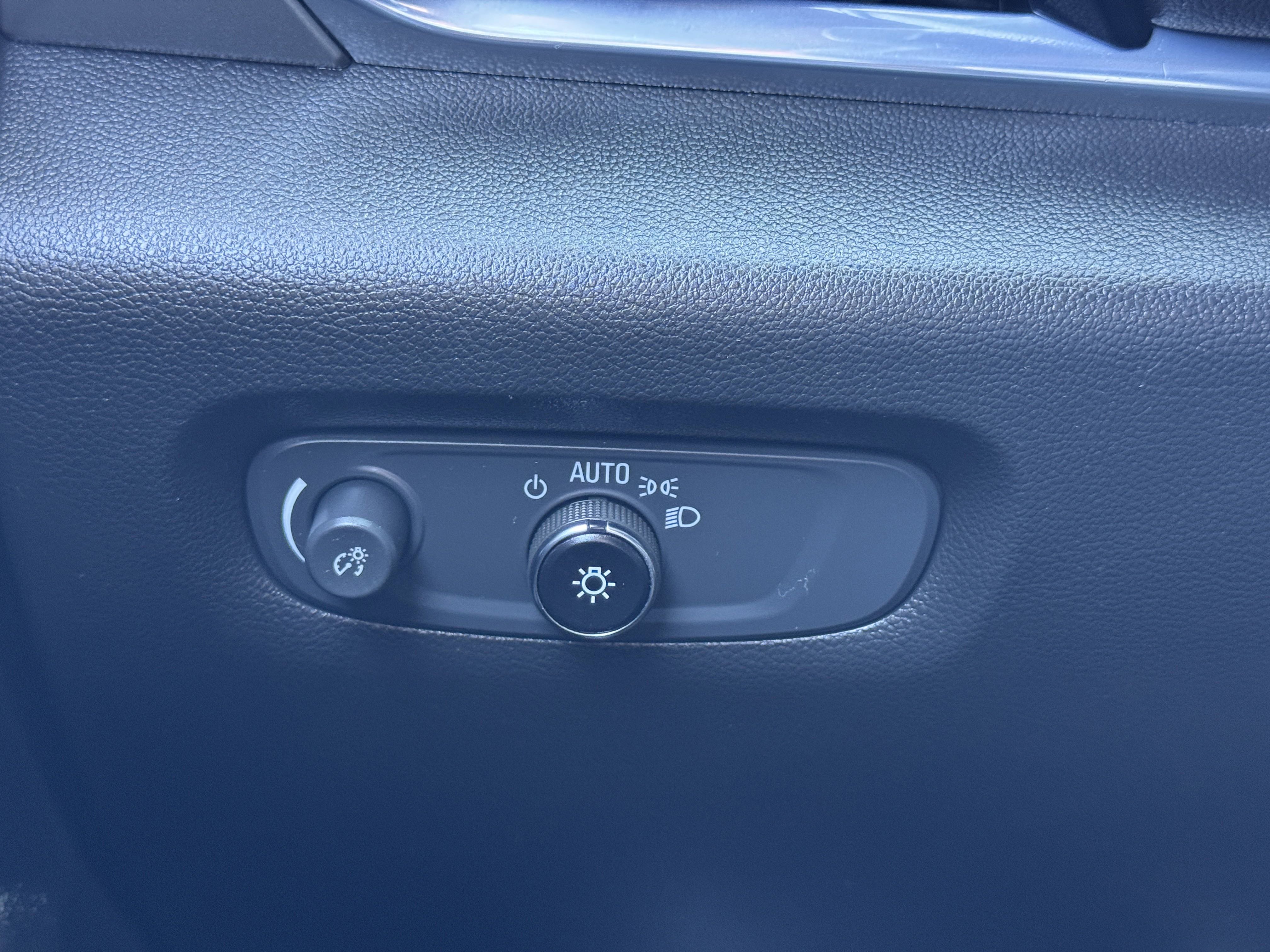 Used 2023 Chevrolet Traverse LT w/ Rear Camera Mirror Package image 27