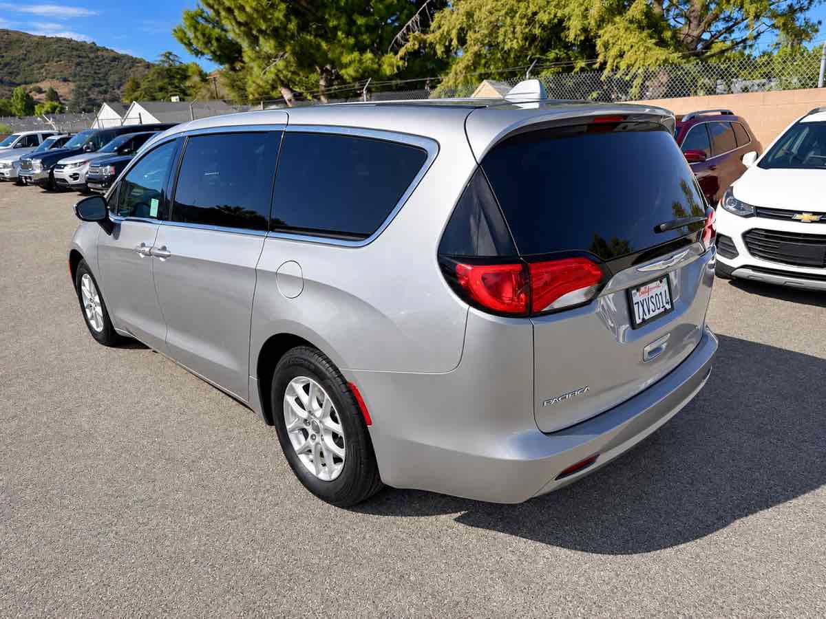 Used 2017 Chrysler Pacifica LX FWD image 4