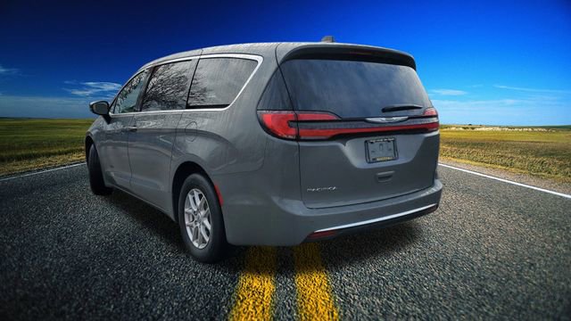 Certified 2025 Chrysler Pacifica Select image 32