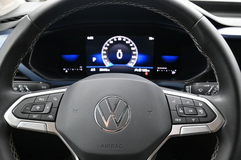 Used 2023 Volkswagen Taos SE w/ Panoramic Sunroof Package FWD image 36
