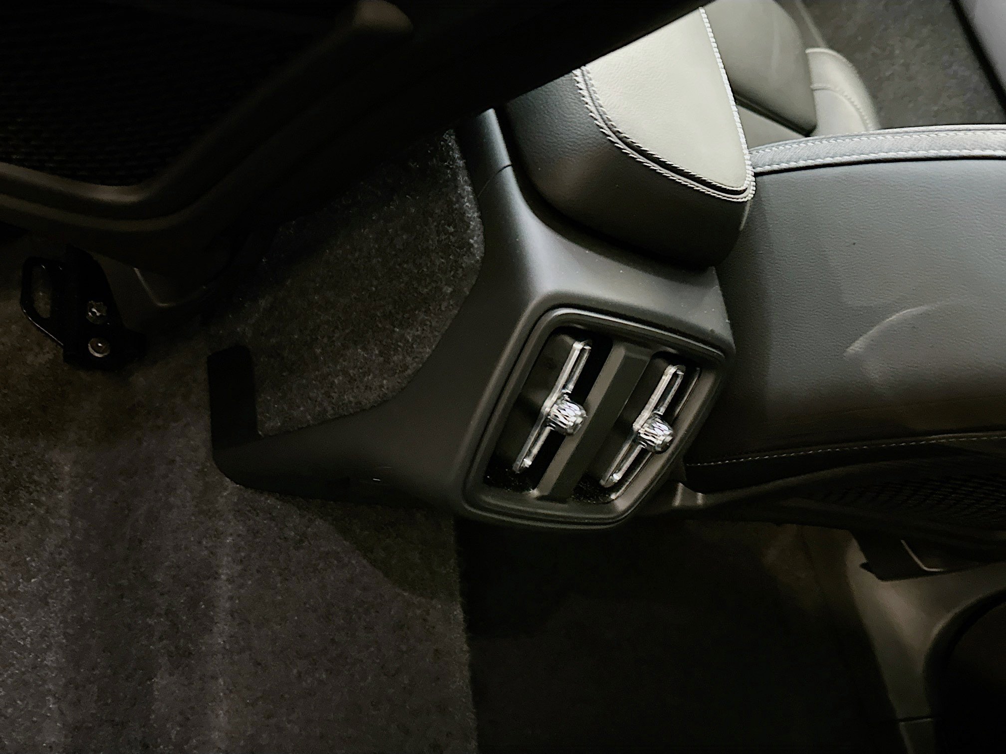 Used 2025 Volvo XC40 B5 Plus image 29