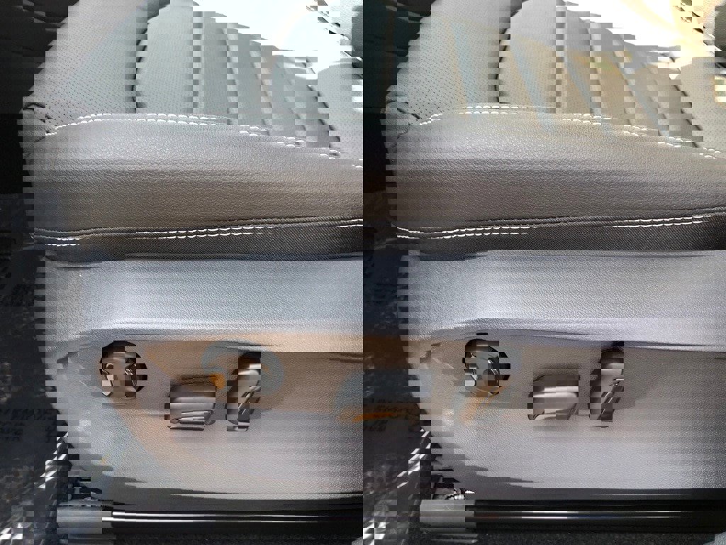 New 2025 Volkswagen Taos SEL image 13