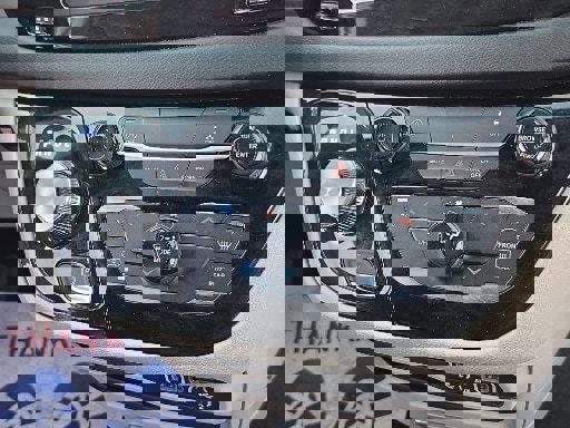 Used 2023 Chrysler Voyager LX image 5