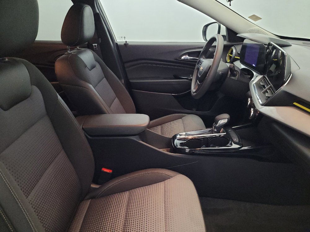 Used 2025 Chevrolet Trax LT FWD image 21
