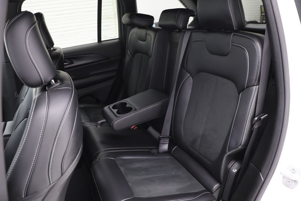 Used 2025 Jeep Grand Cherokee Altitude AWD/4WD image 11