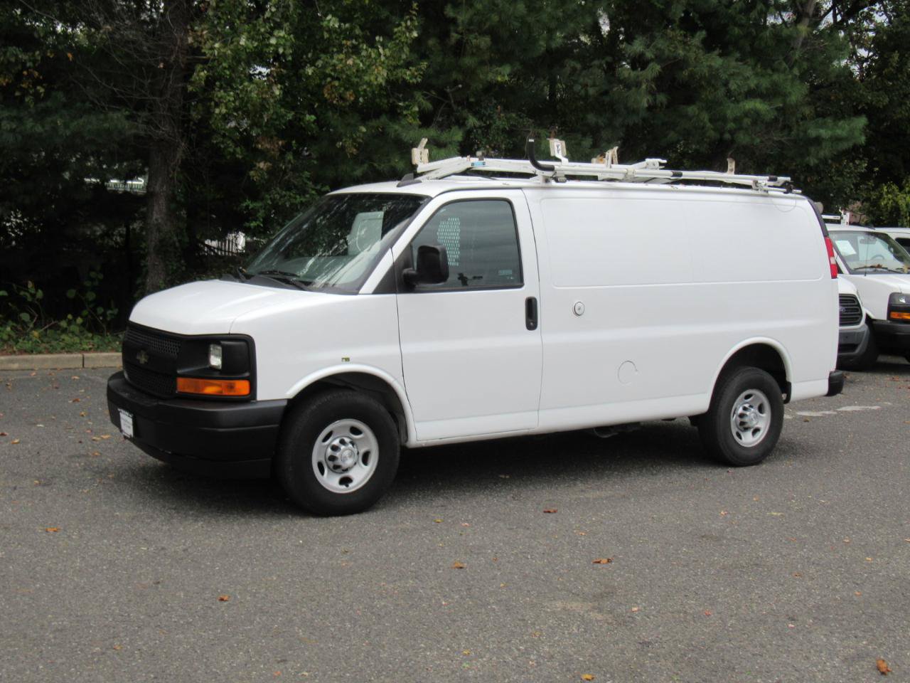 Used 2017 Chevrolet Express 2500 RWD image 2