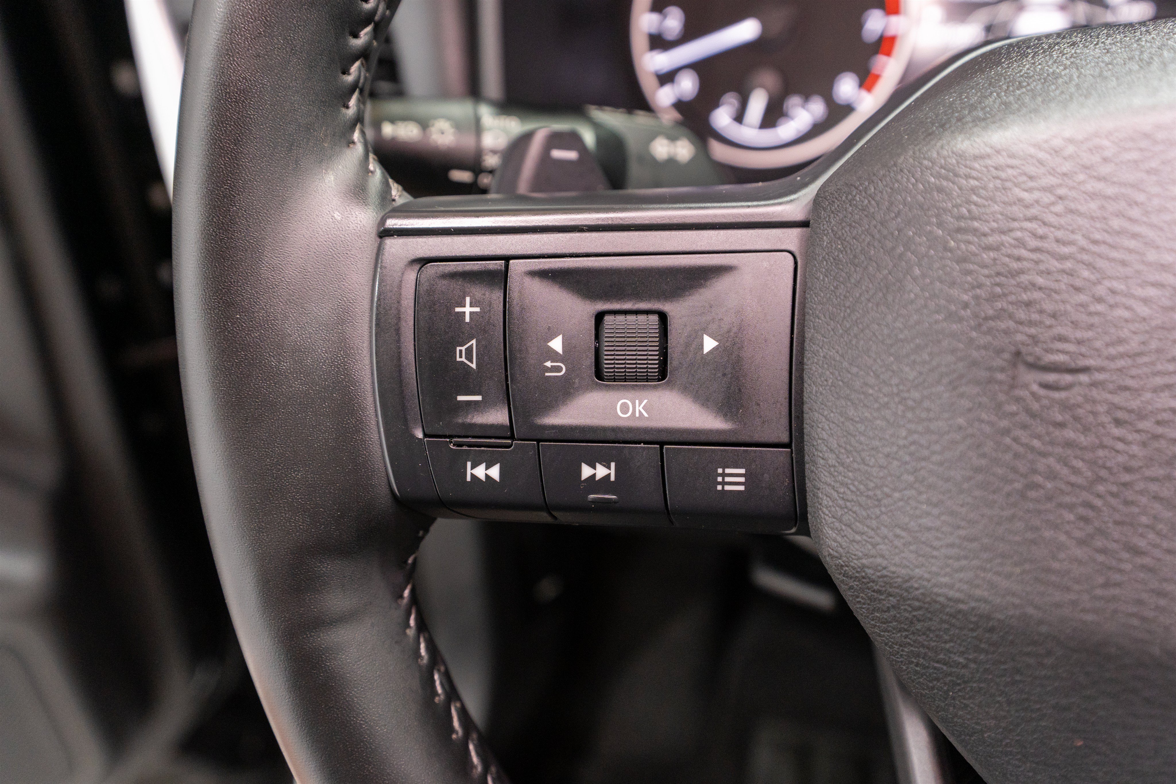 Used 2025 Nissan Rogue SV w/ SV Premium Package FWD image 26