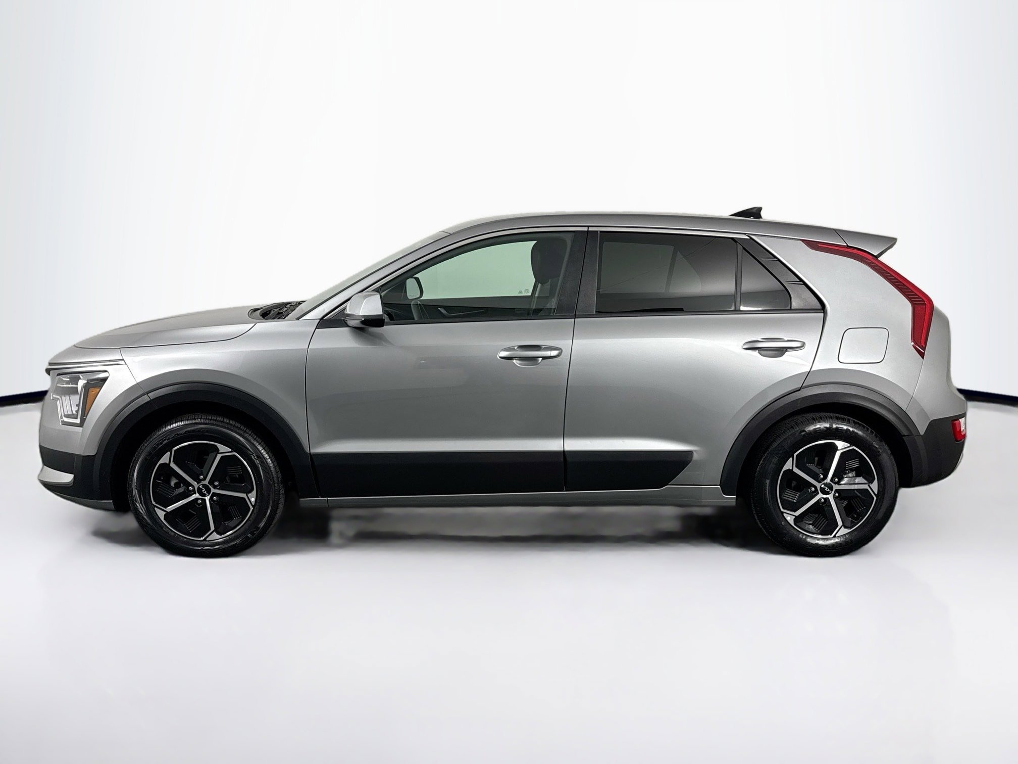 Used 2023 Kia Niro LX image 7