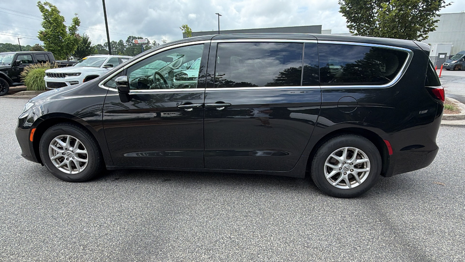Used 2024 Chrysler Pacifica Touring-L FWD image 11