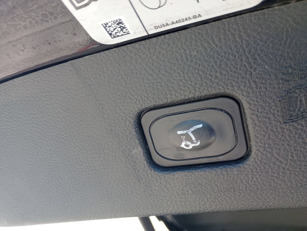 Used 2020 Ford Edge Titanium FWD image 13