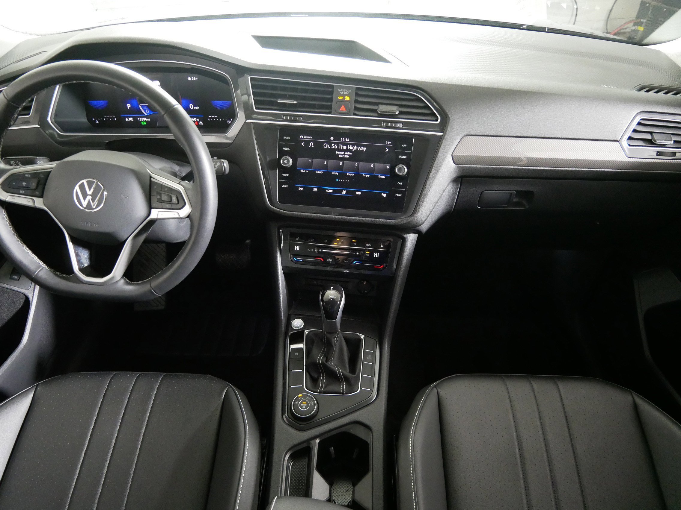 Used 2024 Volkswagen Tiguan SE w/ Panoramic Sunroof Package image 10