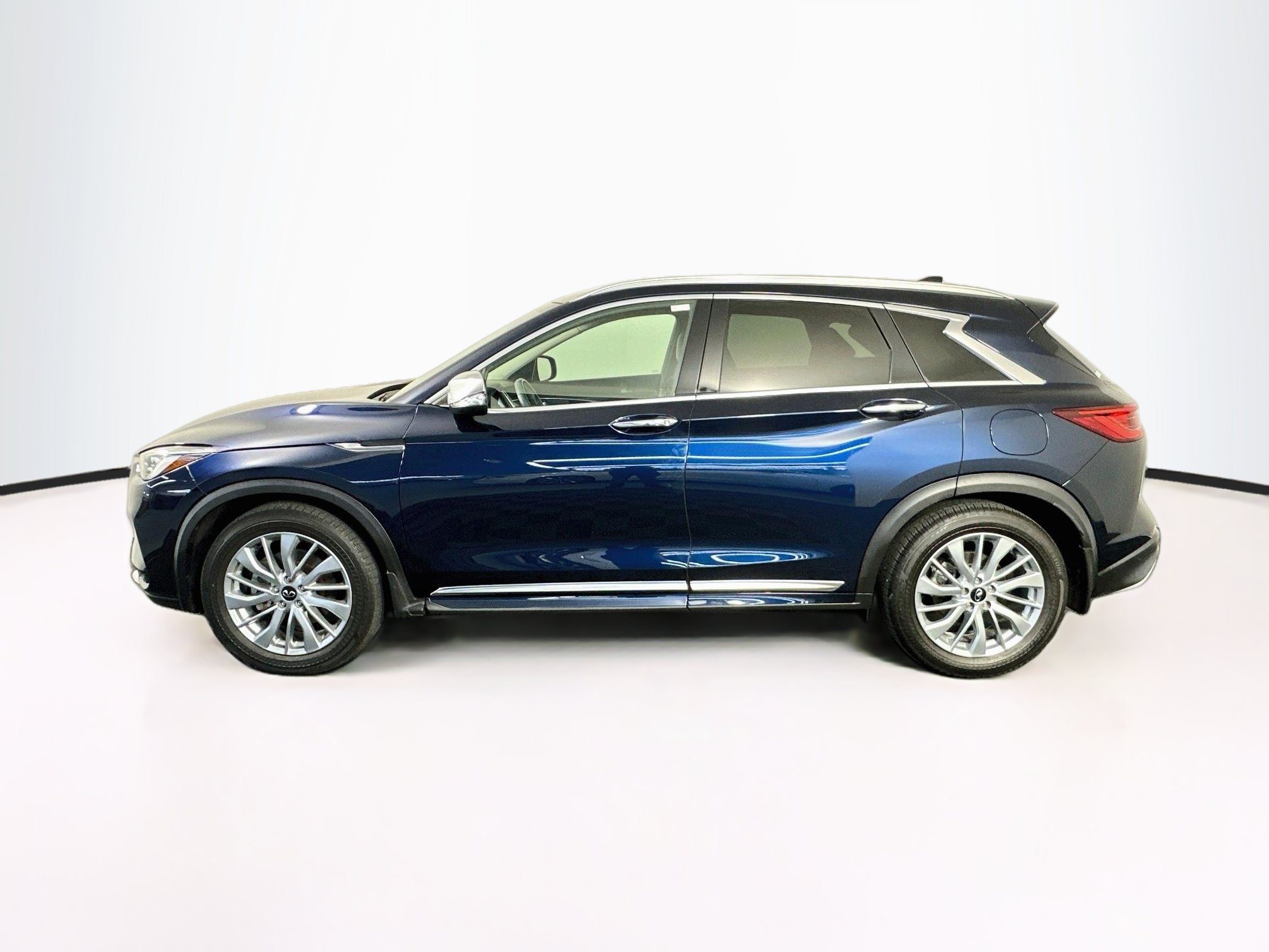Used 2023 INFINITI QX50 Luxe w/ Accent Package FWD image 4