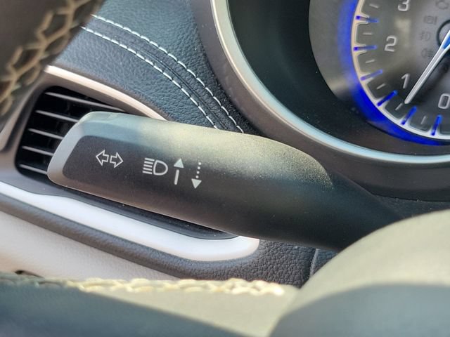 Used 2023 Chrysler Pacifica Touring-L AWD/4WD image 16