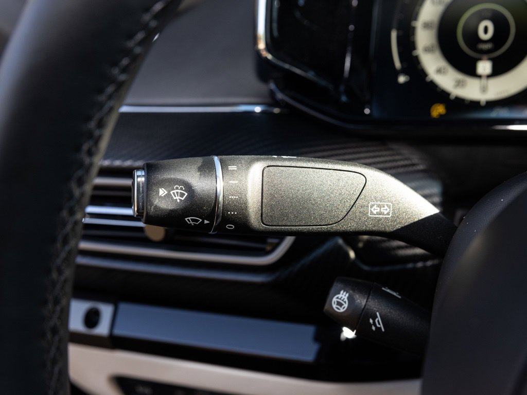 Used 2025 Aston Martin V8 Vantage Coupe RWD image 36