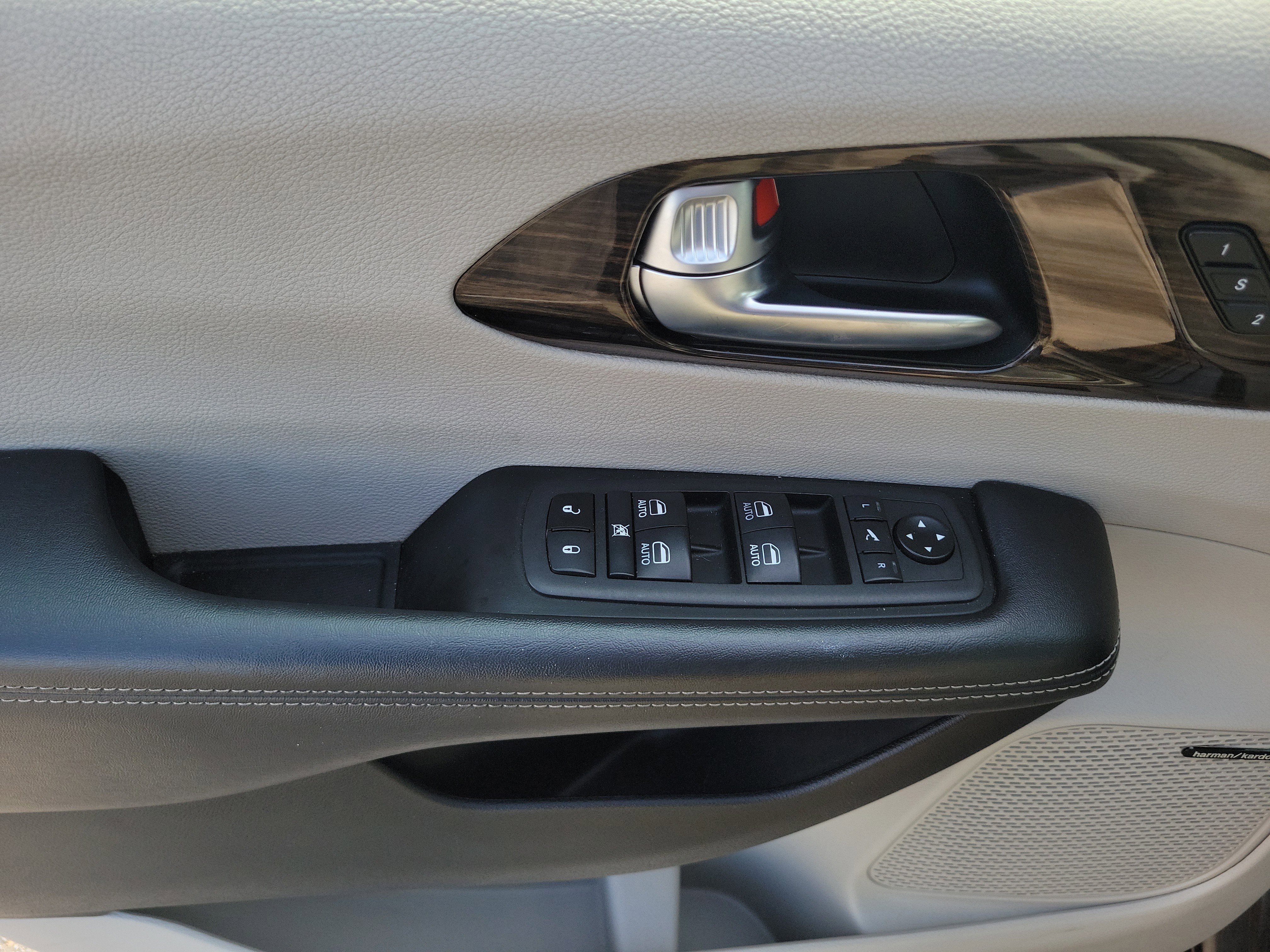 Used 2021 Chrysler Pacifica Limited w/ Premium & Safety Sphere Group image 22