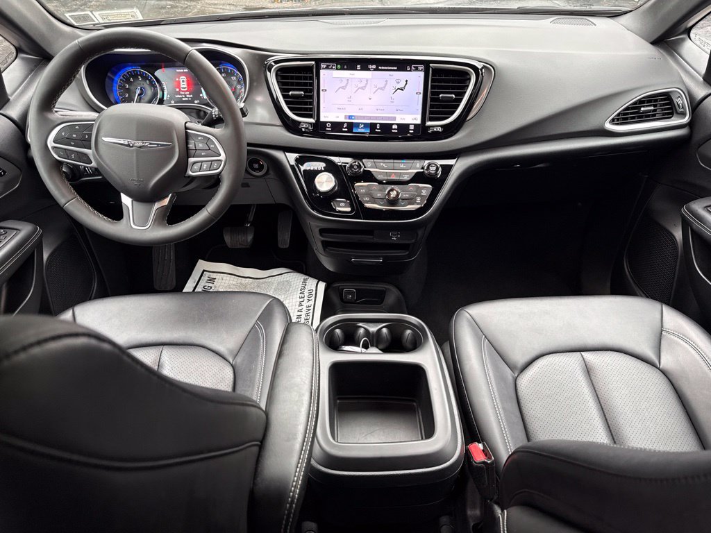 Used 2026 Chrysler Pacifica Select FWD image 18