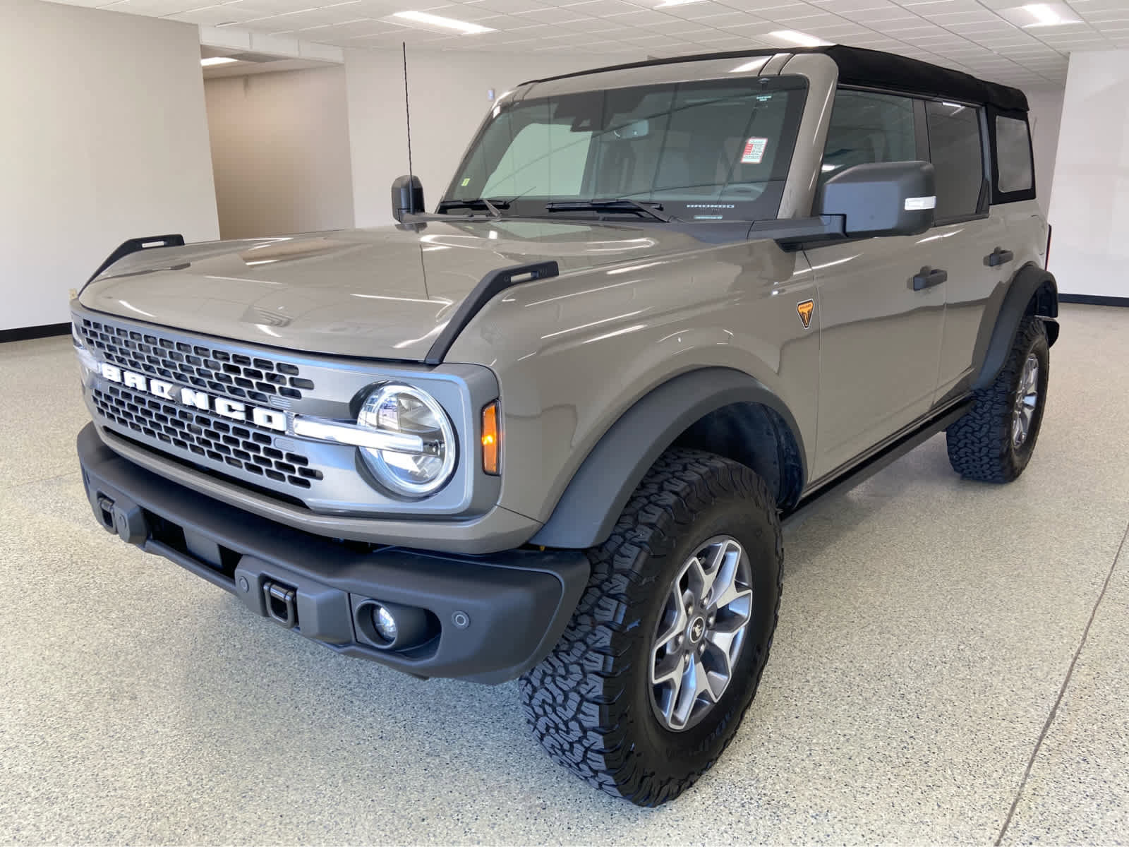 Used 2025 Ford Bronco Badlands image 1