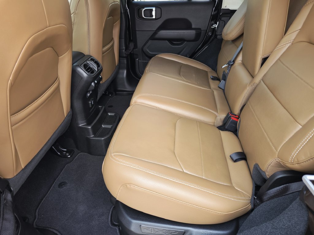 Used 2023 Jeep Wrangler Unlimited Sahara AWD/4WD image 19