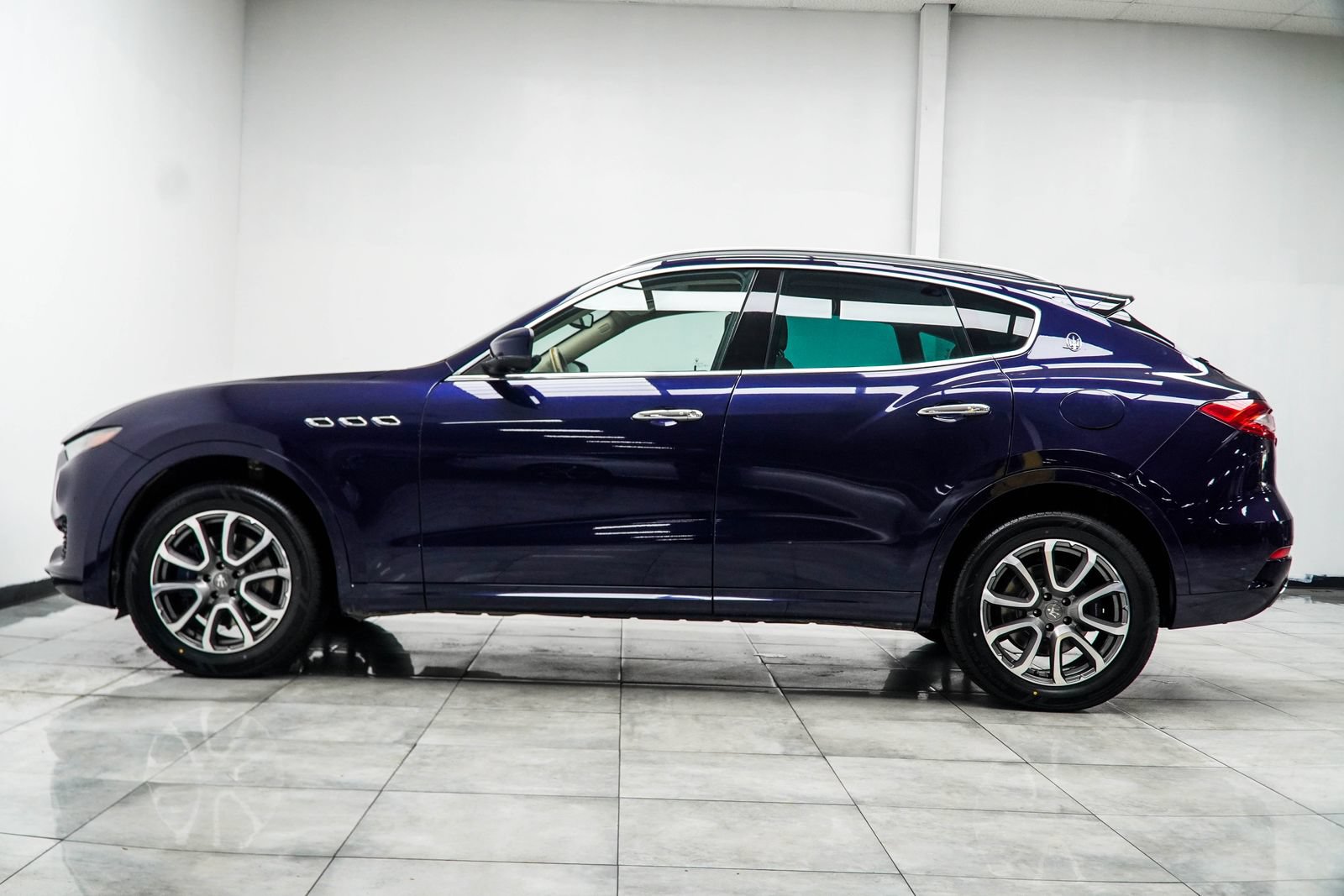 Used 2017 Maserati Levante w/ Luxury Package AWD/4WD image 9