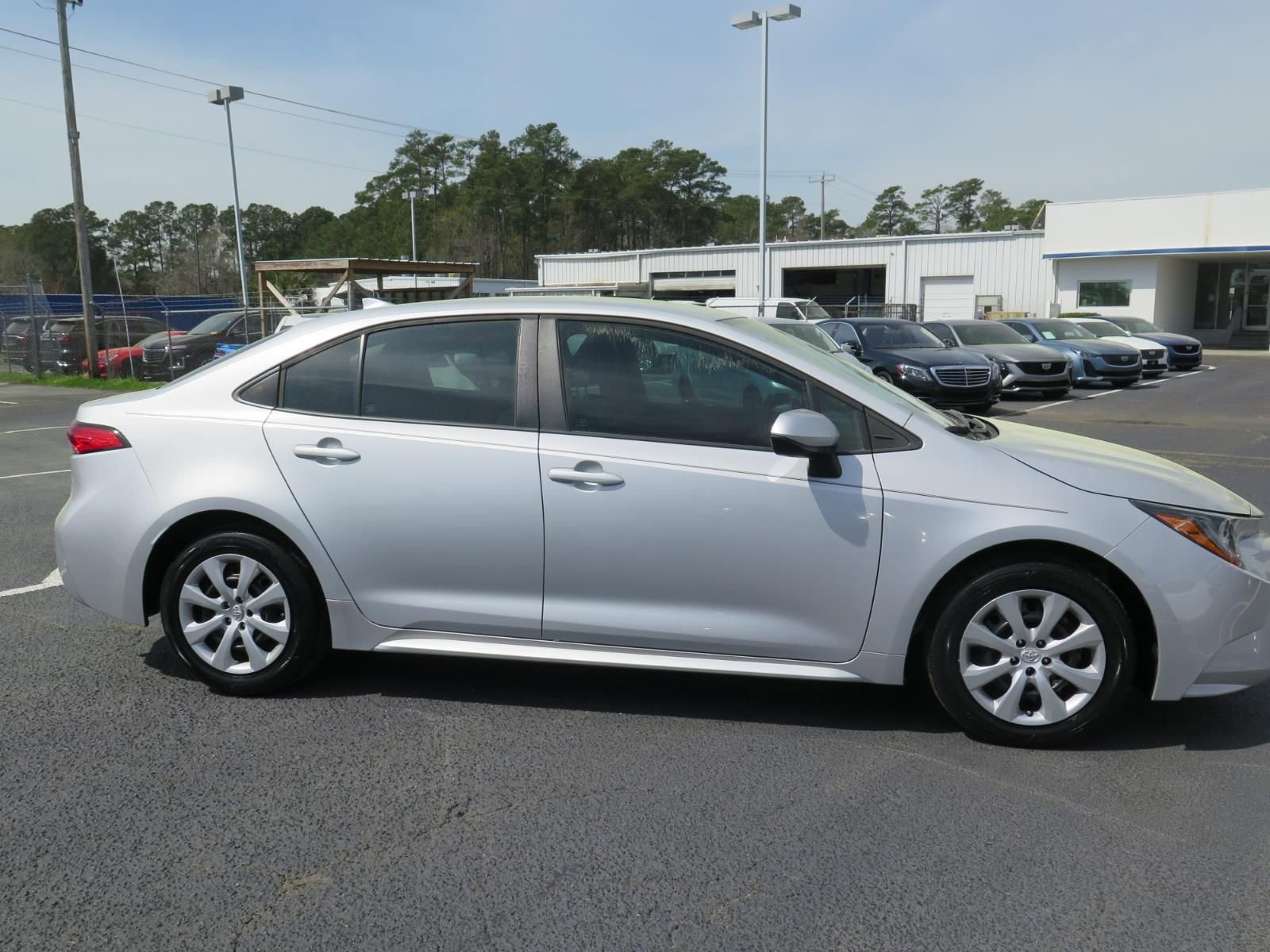 Used 2022 Toyota Corolla LE image 2