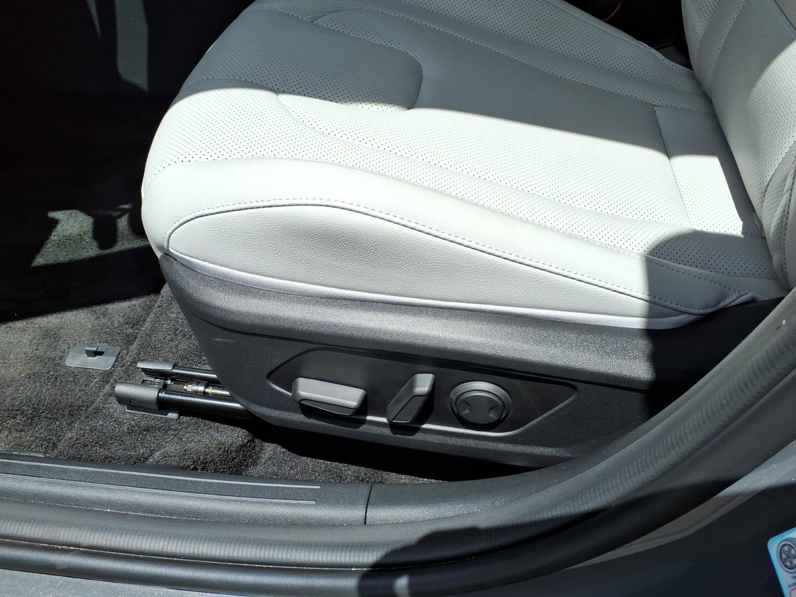 New 2025 Hyundai Elantra Limited FWD image 13