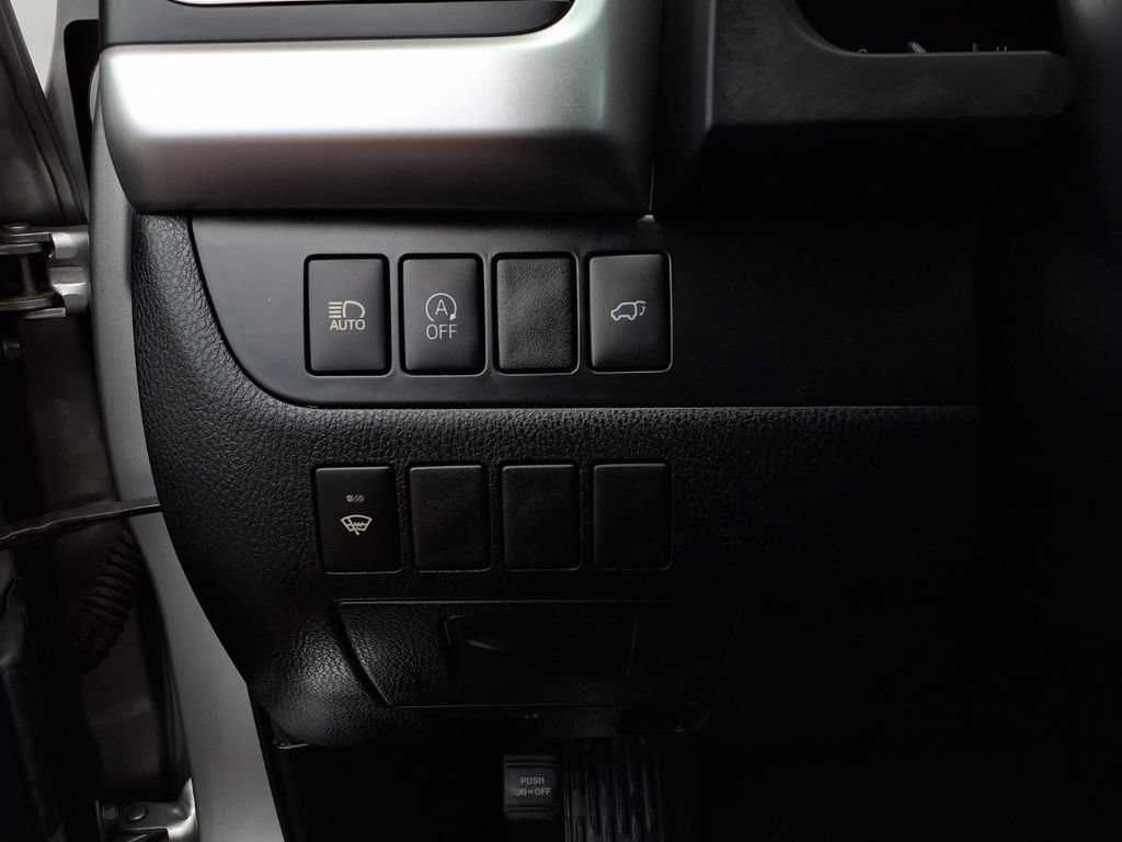 Certified 2018 Toyota Highlander SE FWD image 17