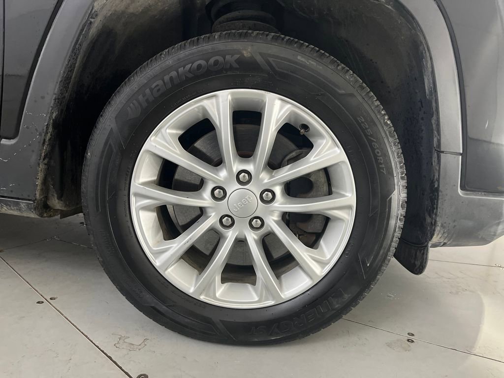 Used 2019 Jeep Cherokee Latitude w/ Popular Appearance Group image 18