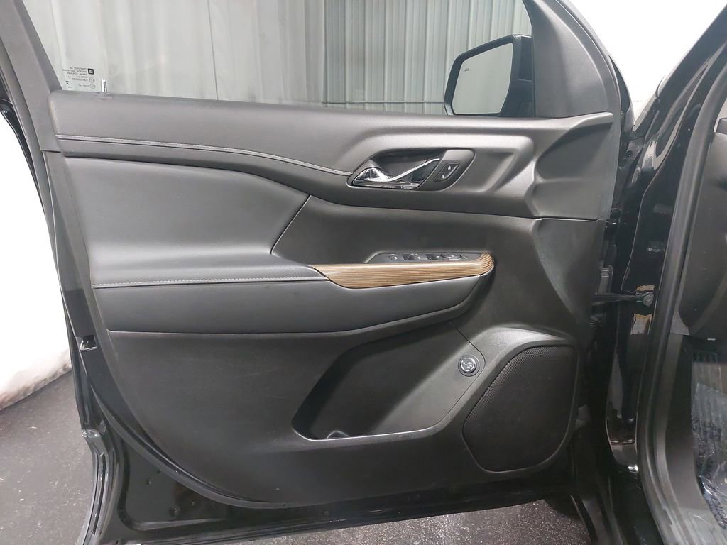 Used 2023 GMC Acadia SLE w/ Driver Convenience Package image 30