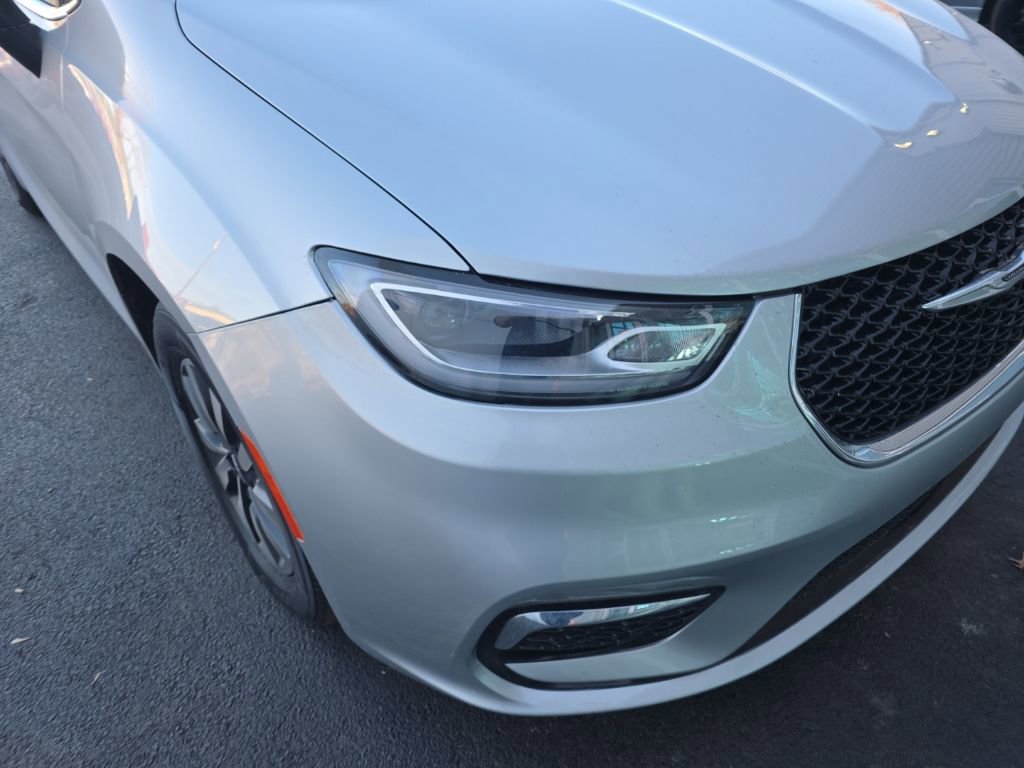 Used 2023 Chrysler Pacifica Touring-L image 5
