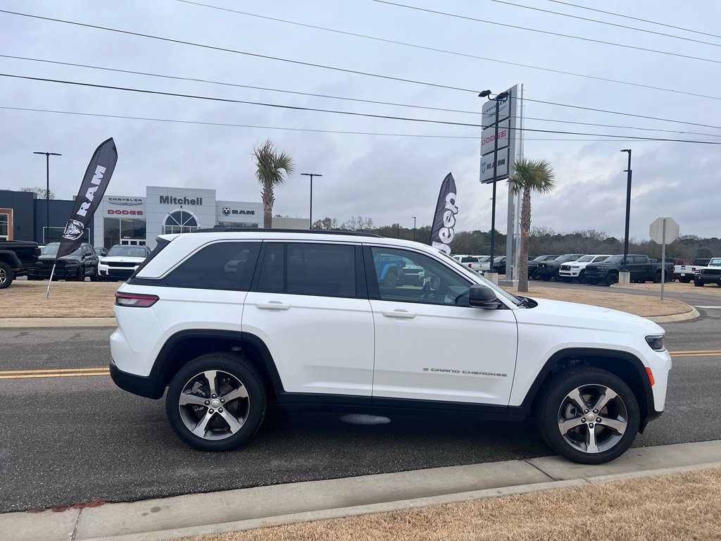 New 2026 Jeep Grand Cherokee Limited w/ Trailer Tow Package AWD/4WD image 3